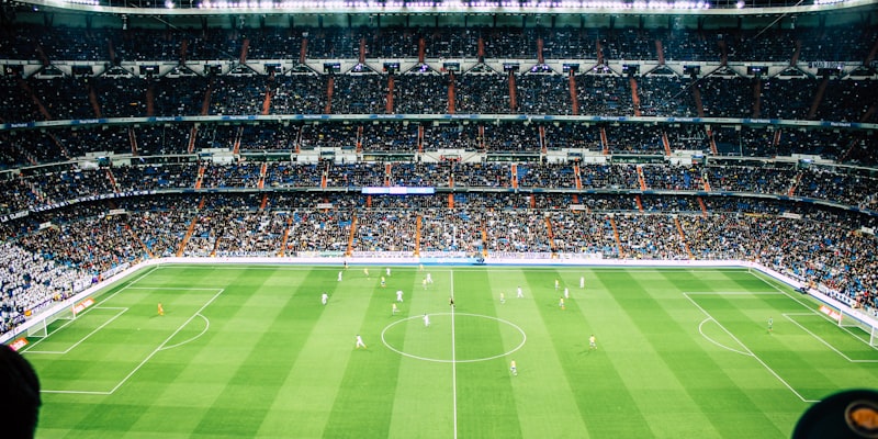 欧冠联赛奖杯在聚光灯下闪耀