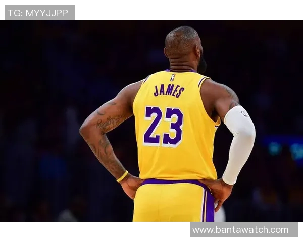 湖人新赛季揭幕战：詹姆斯轰准三双数据刷新历史纪录